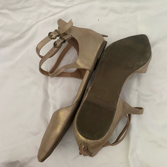 REPORT FLATS SIZE 8.5 GOLDEN FLATS GOLD SHOES POINTY TOE - Picture 3 of 3